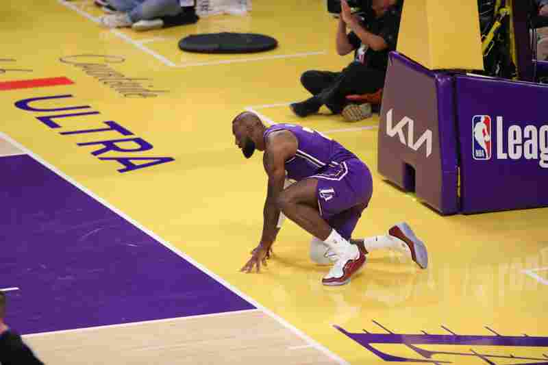 完全不在狀態(tài)！詹姆斯后場籃板沒拿住 直接出界了