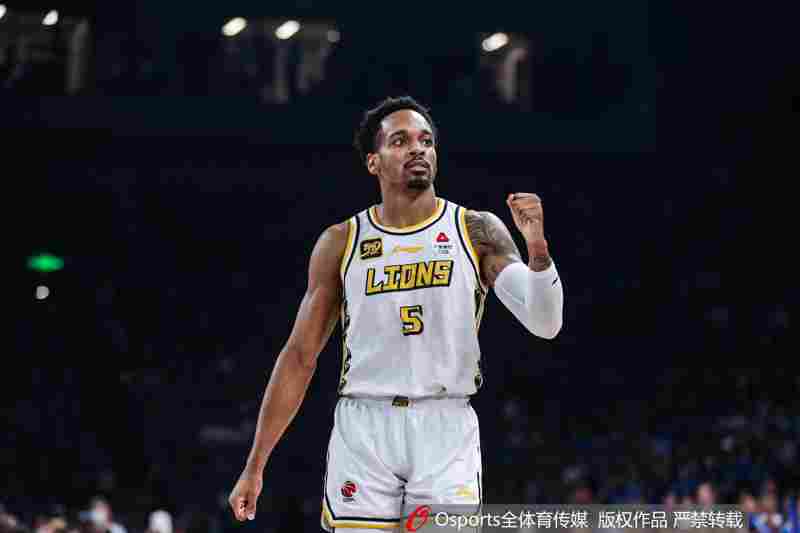 看你調整了！小巴里·布朗半場7中1&三分6中1拿到6分3板4助