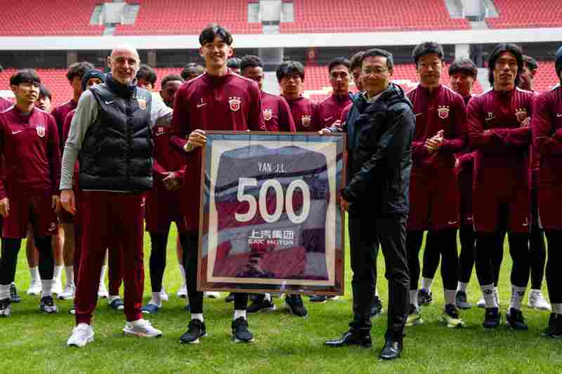 海港6日上午轉(zhuǎn)道新加坡去新山，顏駿凌、徐新獲頒紀(jì)念球衣