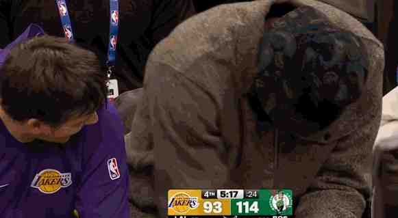 在聊啥這么開心！詹姆斯和里夫斯在替補(bǔ)席嘎嘎嘎偷笑