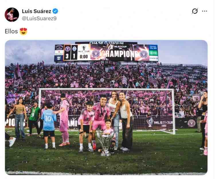 溫馨！蘇亞雷斯社媒曬家人與獎(jiǎng)杯合照，慶祝球隊(duì)奪冠