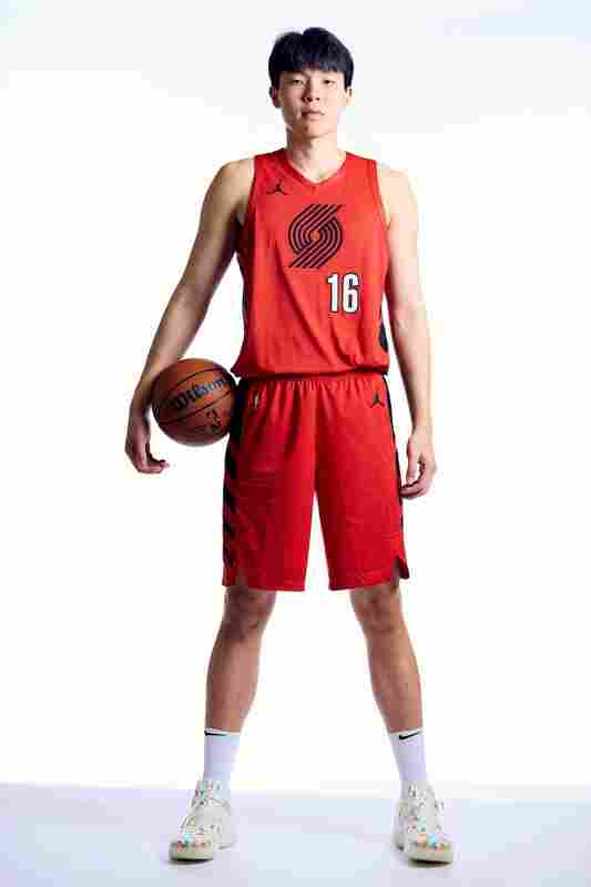 媒體人：現(xiàn)在楊瀚森還遠(yuǎn)沒有首發(fā)的實(shí)力 常規(guī)時(shí)間打10多分鐘就好